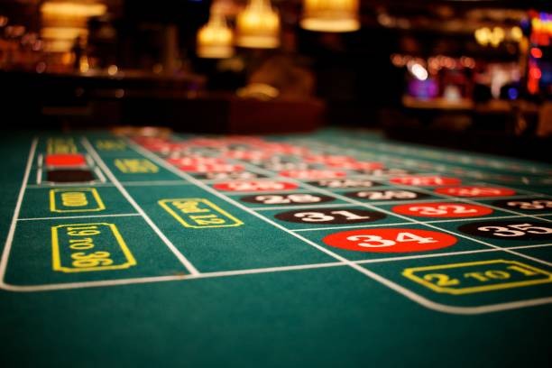 Live dealer Hot Pot table with cards and betting interface